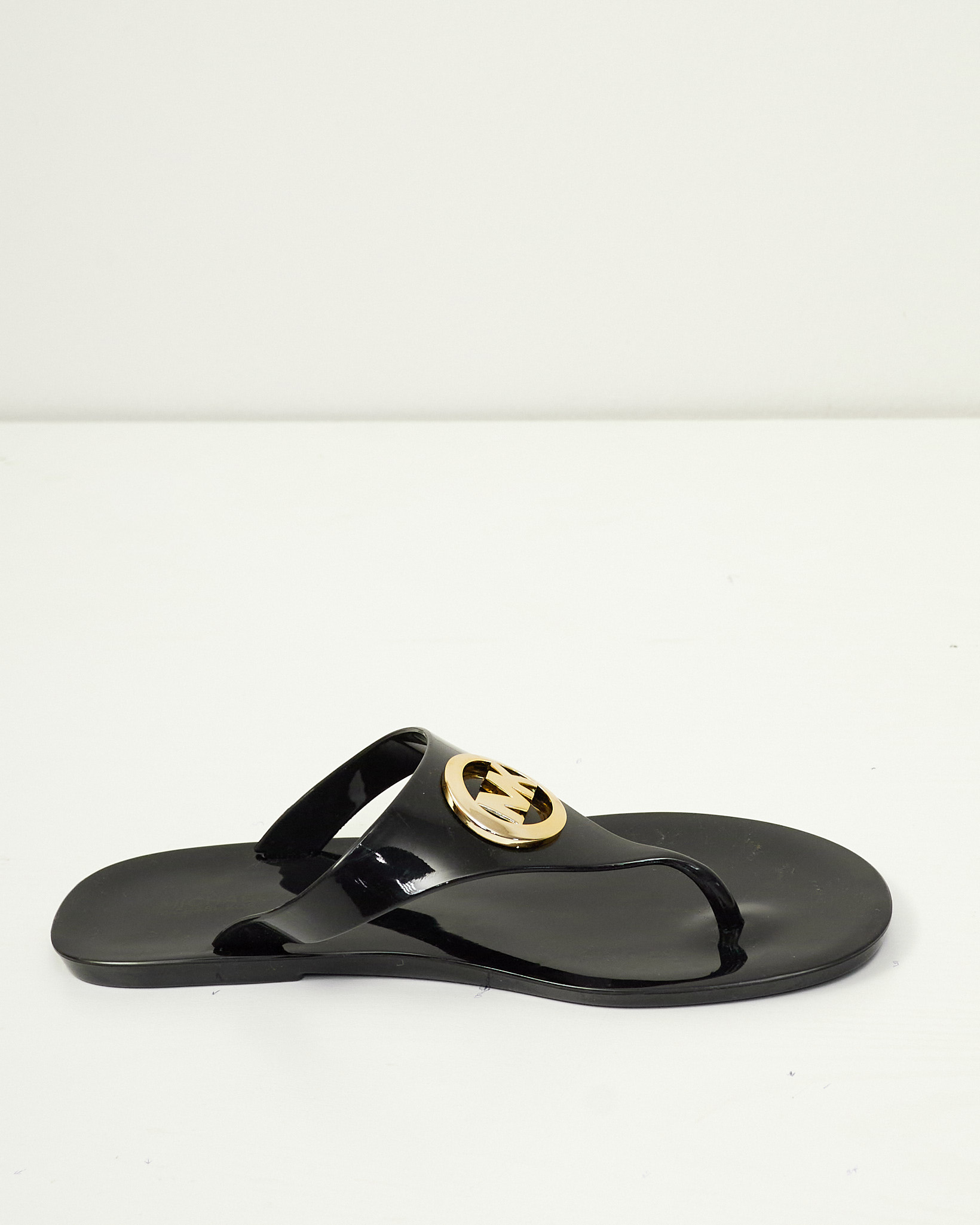 Top 70+ imagen michael kors black jelly sandals - Thptnganamst.edu.vn